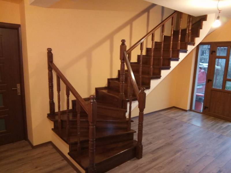 Poza Stil si eleganta: scari de lemn pentru interior 1
